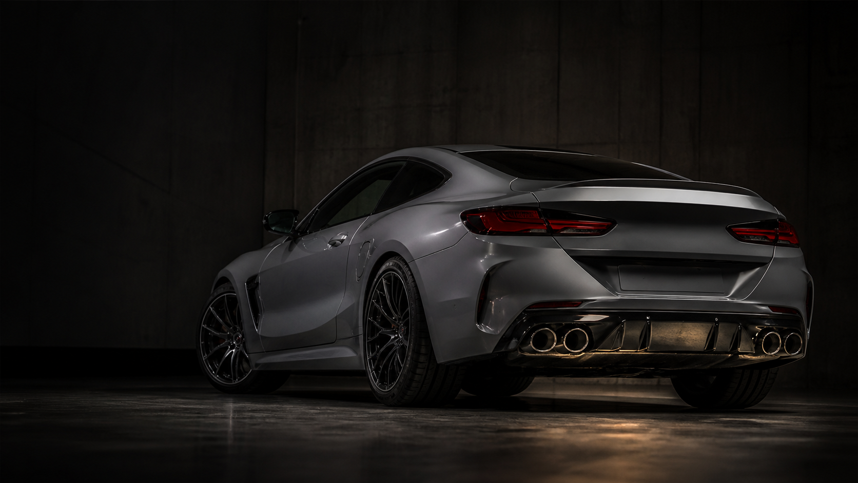 Performance-Coupé aus tiefer Heckperspektive mit integrierten Endrohren