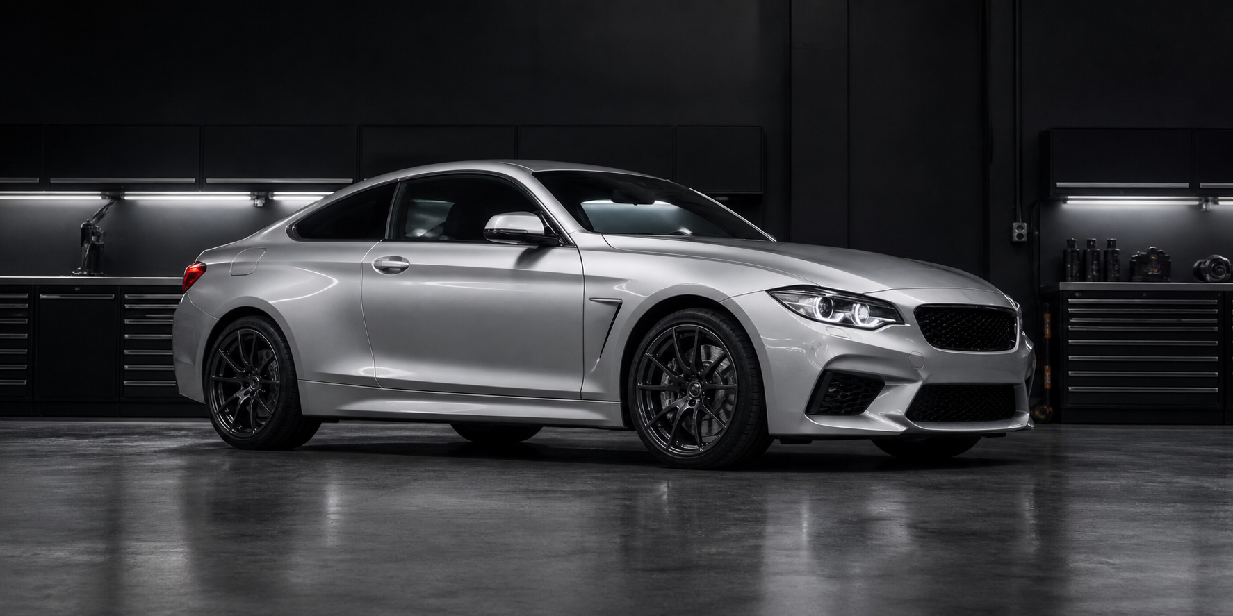Silbernes Performance-Coupé mit serienmäßiger Fahrzeughöhe