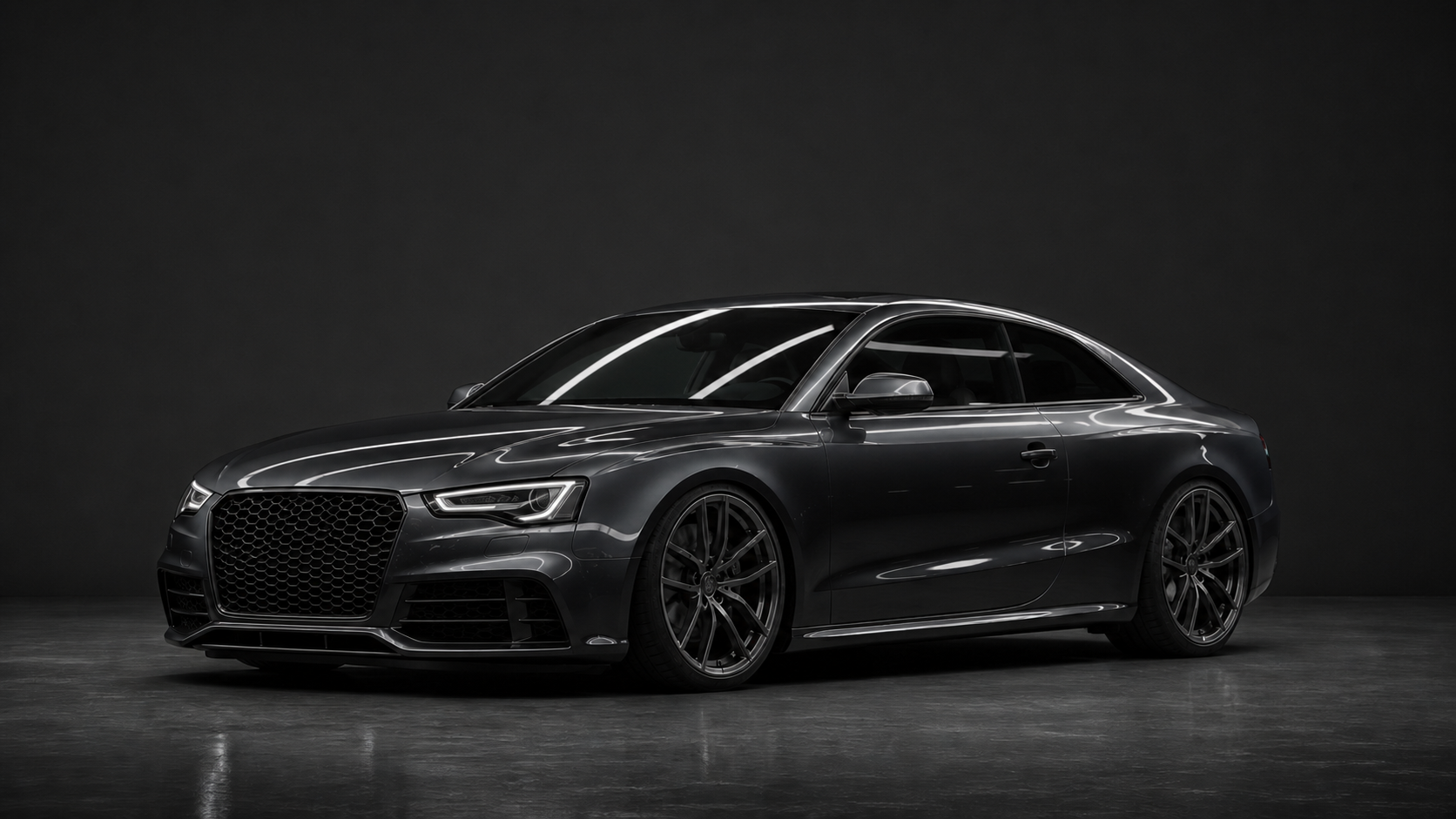 Dunkles Performance-Coupé mit ausgewogener sportlicher Fahrzeughöhe